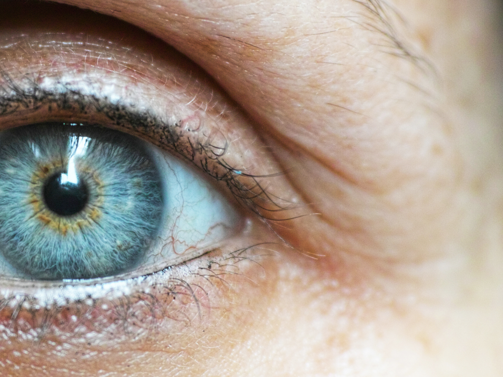 ojos de una mujer mayor