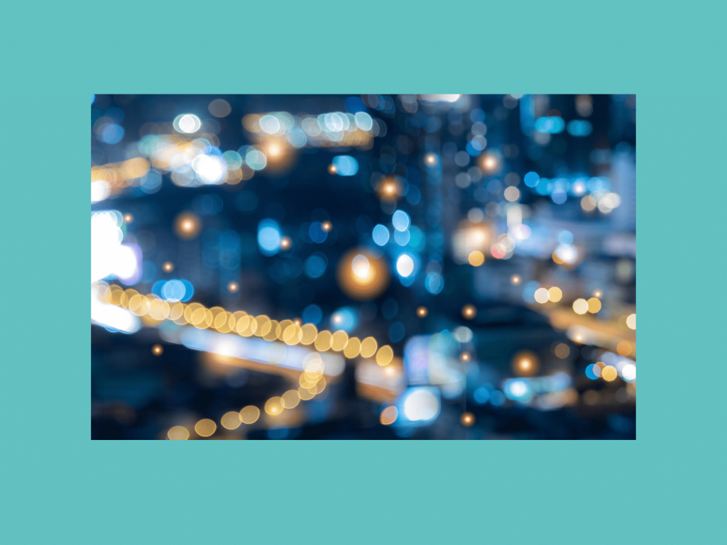 paisaje de una ciudad vistapor una visión con astigmatismo